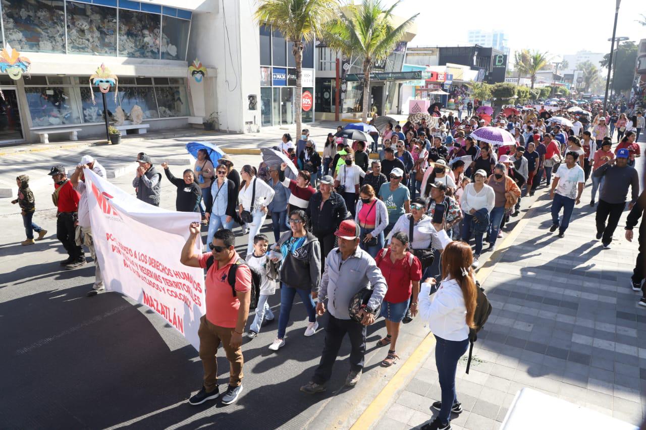 $!Desplazados del sur de Sinaloa marchan para exigir vivienda