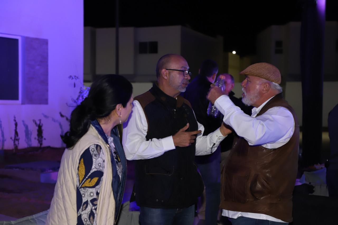 $!Guillermina García y Ariel Noriega en plena plática con Manuel Clouthier Carrillo.