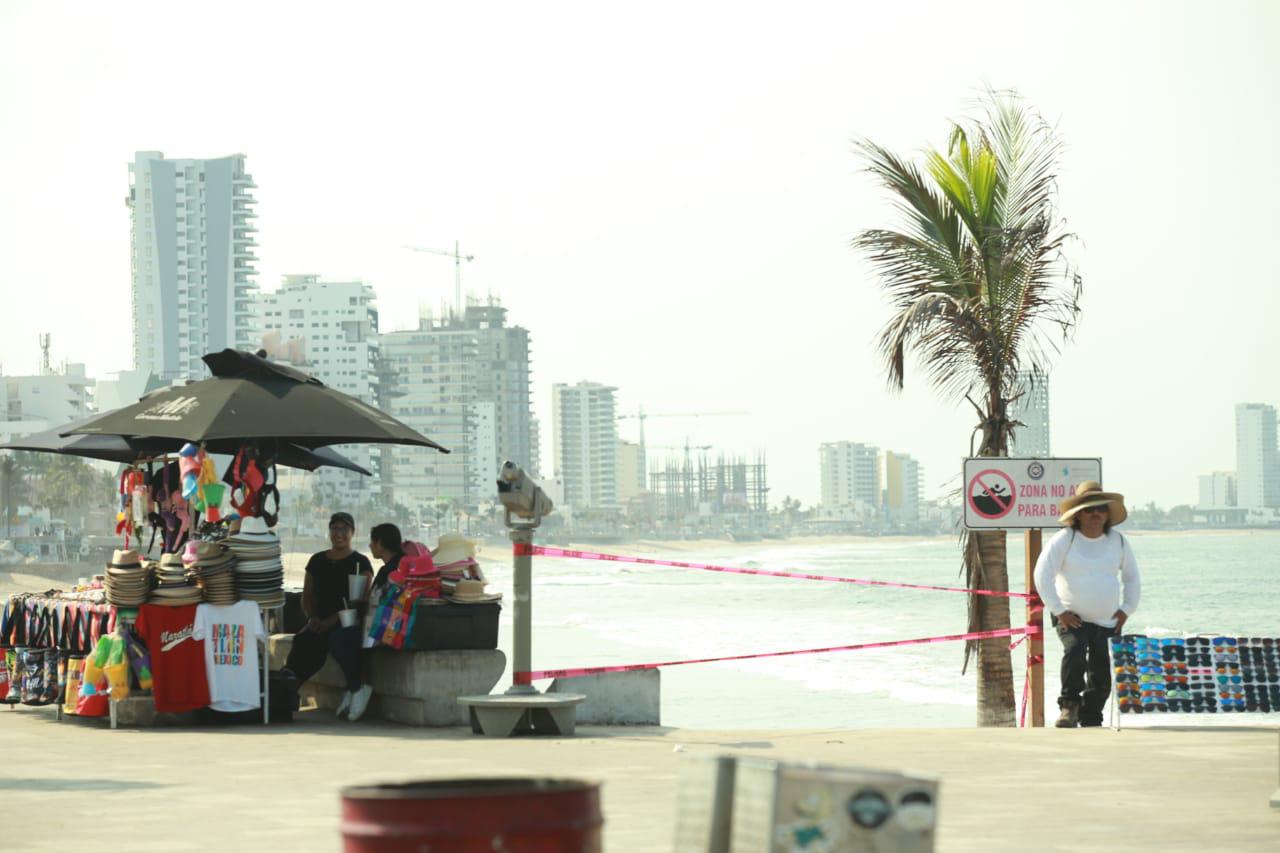 $!Mantienen cierre de tres zonas de playa en Mazatlán