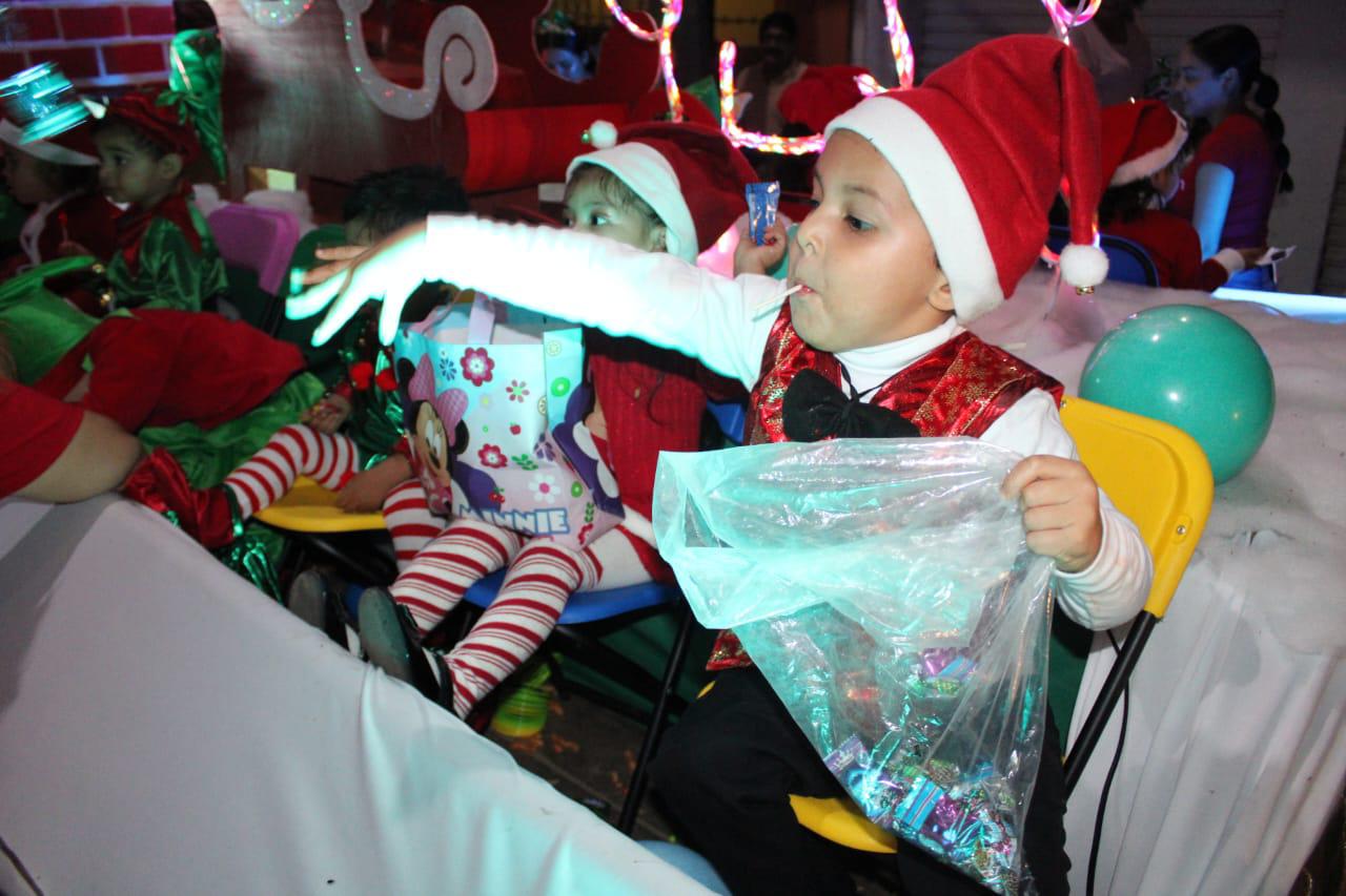 $!Encienden el espíritu navideño en Rosario con desfile de luces, árbol y Nacimiento