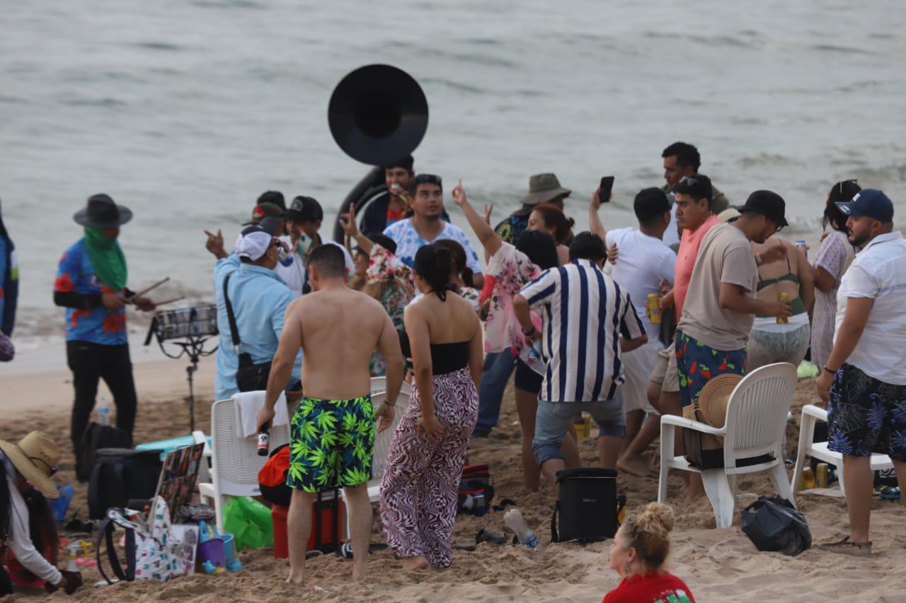 $!#FOTOS | Así fueron los últimos minutos en las playas de Mazatlán este Sábado Santo