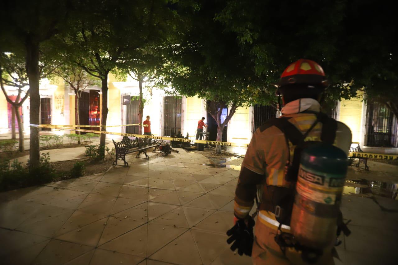 $!Se incendia inmueble a un costado del Museo de Arte de Mazatlán y este resulta dañado