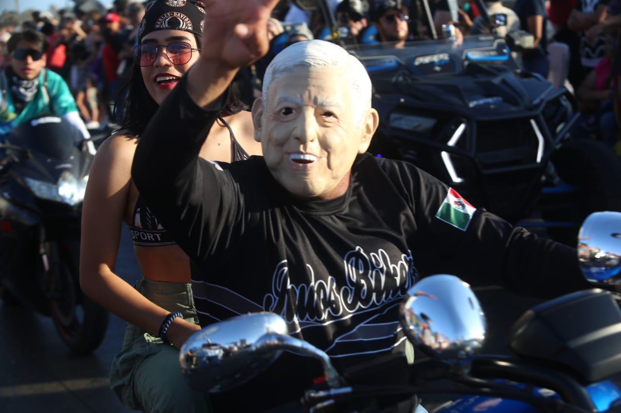 $!Vibra Mazatlán con el desfile de motos por el paseo costero