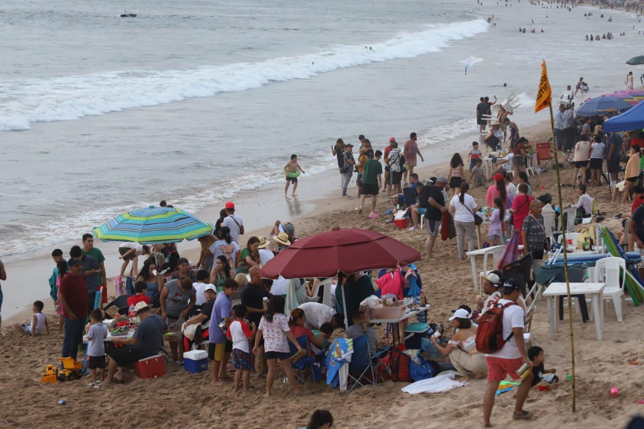 $!#FOTOS | Así fueron los últimos minutos en las playas de Mazatlán este Sábado Santo