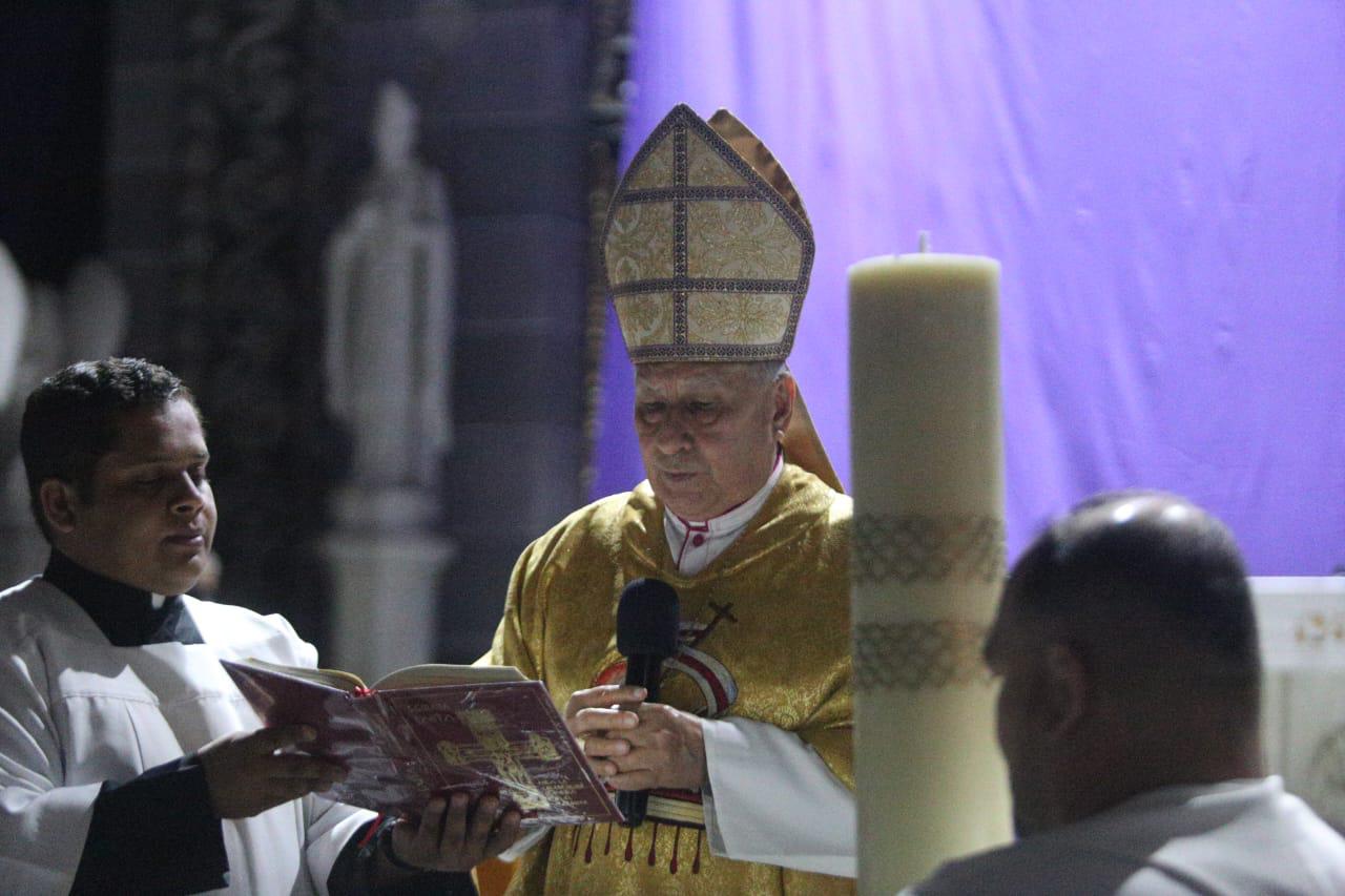 $!Celebran en la Catedral de Mazatlán la Vigilia Pascual