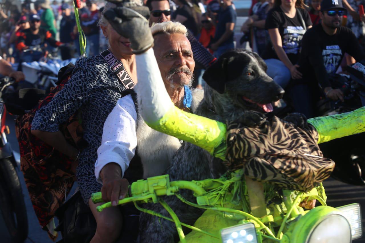 $!Miles de motociclistas convierten el malecón en un Carnaval