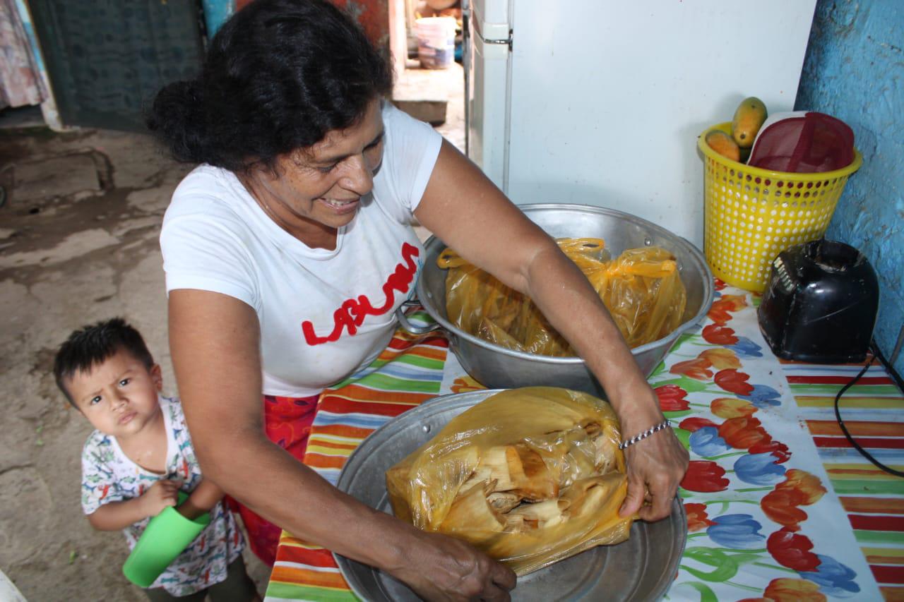 $!Lidia Angélica pone su sabor a tamales y atole de ciruela a la fiesta de San Juan