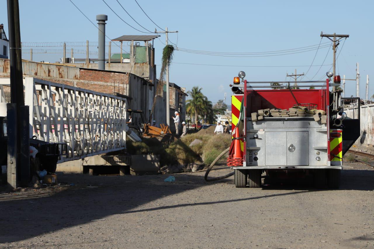 $!Pemex investiga fuga de combustible en inmediaciones del Puente Juárez, en Mazatlán