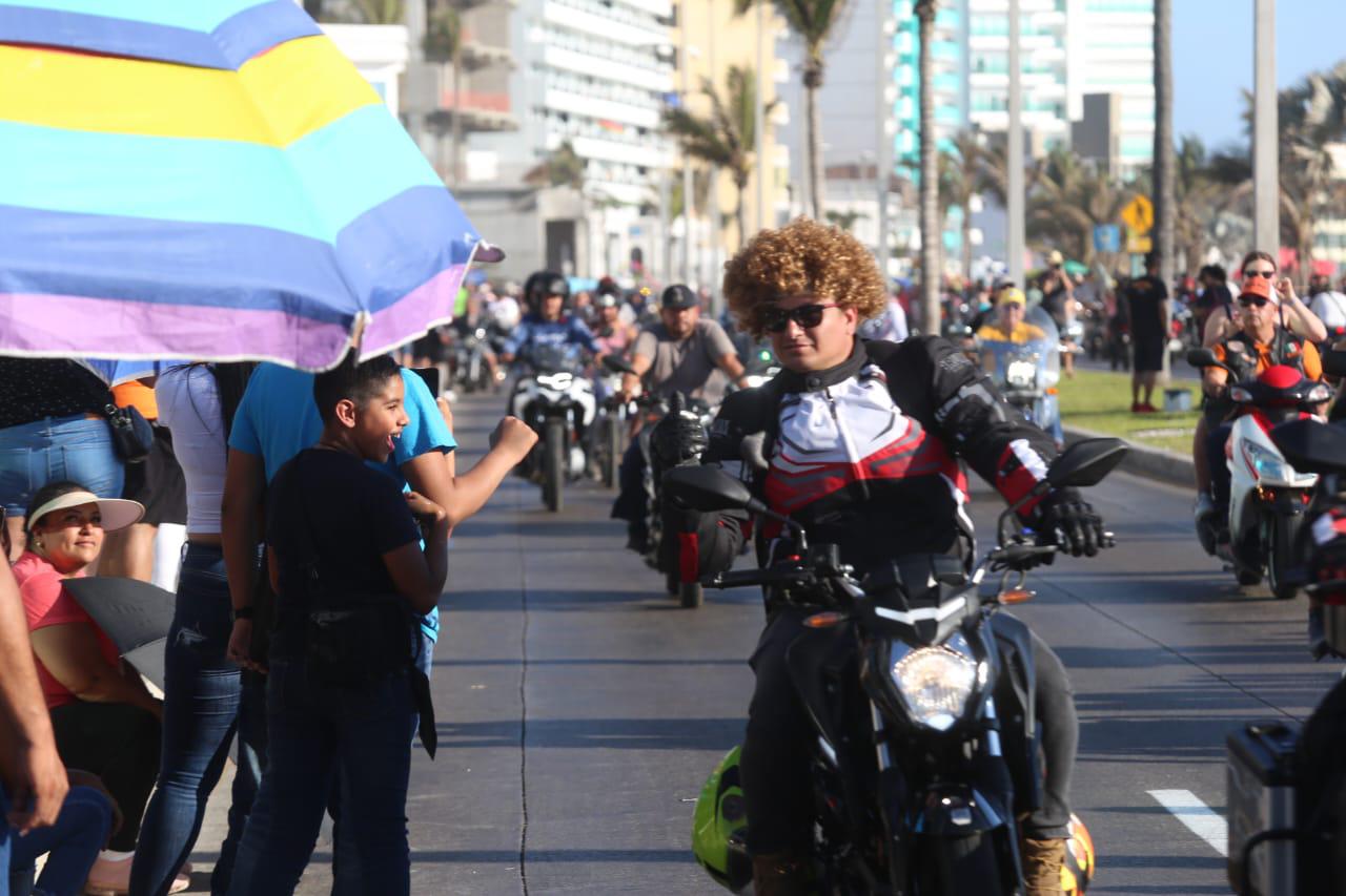 $!Miles de motociclistas convierten el malecón en un Carnaval