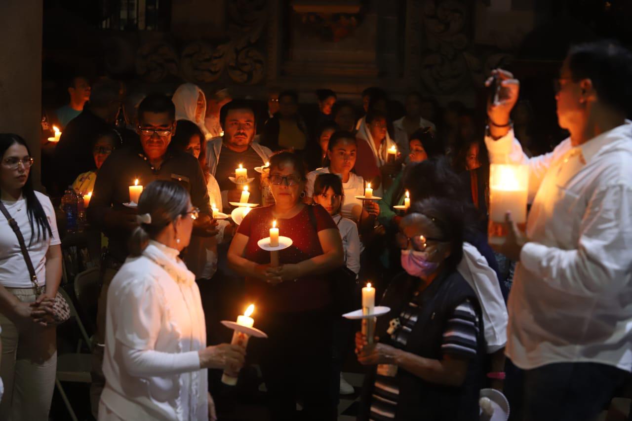 $!Celebran Resurrección de Jesucristo; encienden cirios y bendicen agua en Catedral de Mazatlán