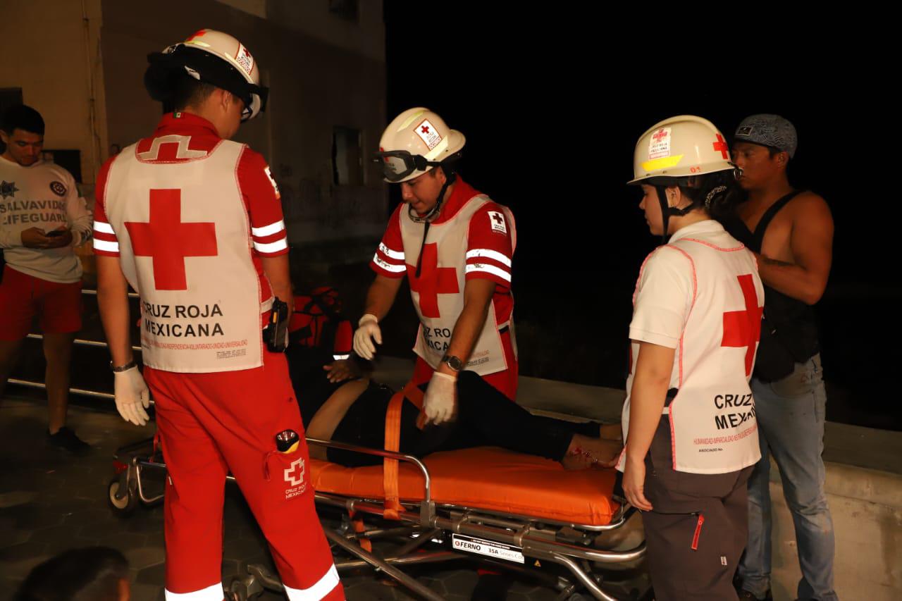 $!Rescatan a mujer tras caer a zona rocosa del Paseo Claussen en Mazatlán