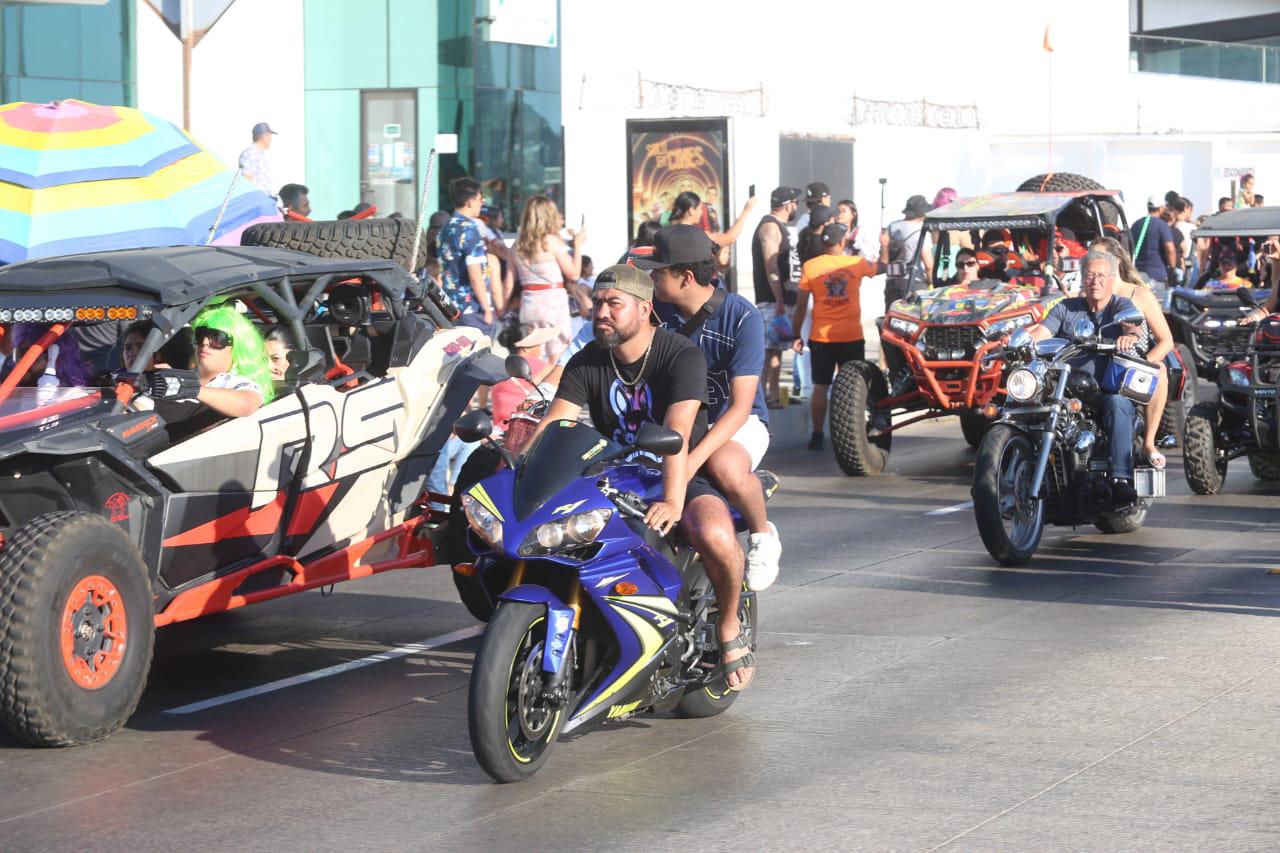 $!Miles de motociclistas convierten el malecón en un Carnaval