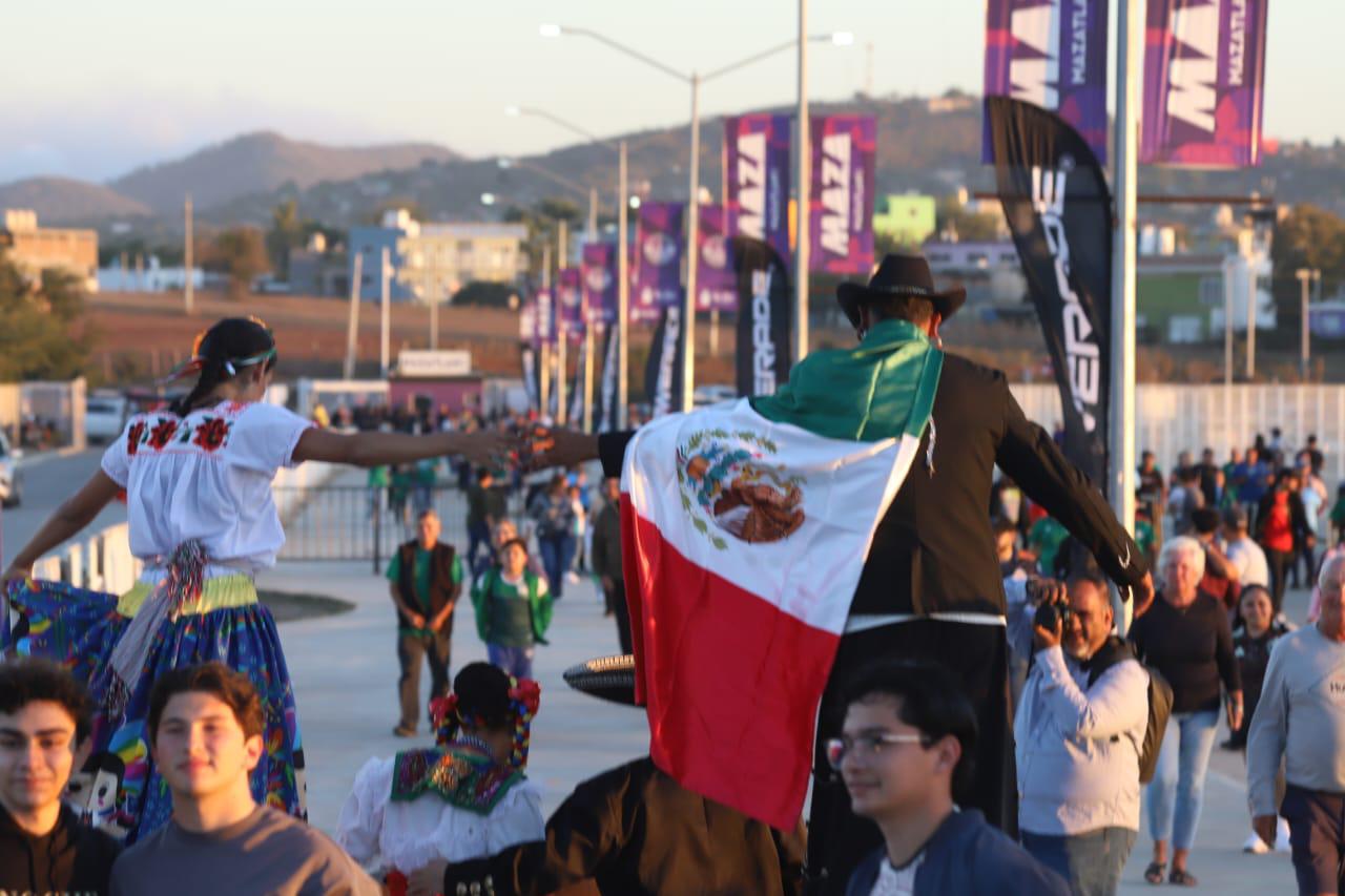 $!La Bandera Tricolor fue portada por varios aficionados.