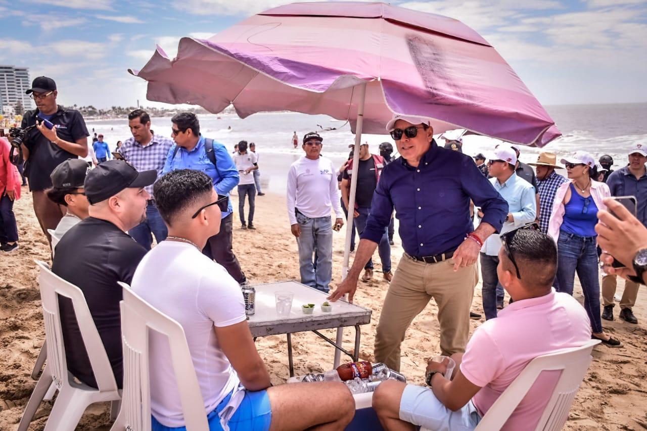 $!Llama Alcalde a locales y turistas a no tirar basura en las playas ni en la ciudad