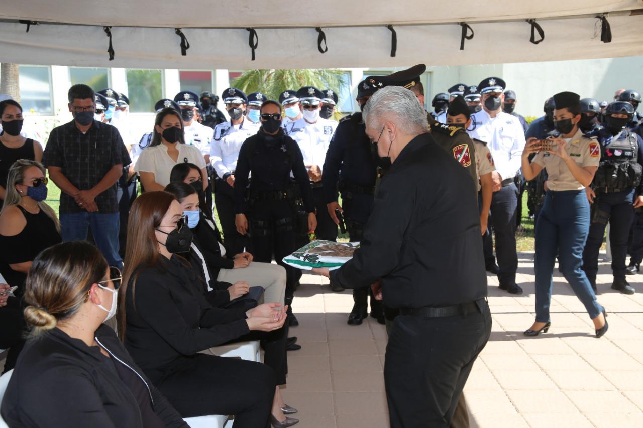 $!El Teniente Coronel Cristóbal Castañeda entregó una Bandera a la familia de Joel Soto, por su labor dentro de las fuerza del orden.