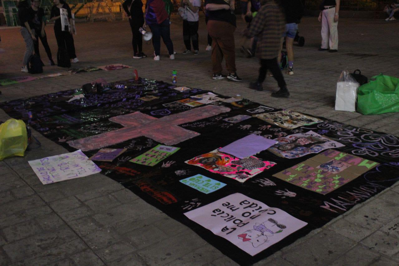 $!Pintan, marchan y gritan por el 25N las colectivas feministas en Mazatlán