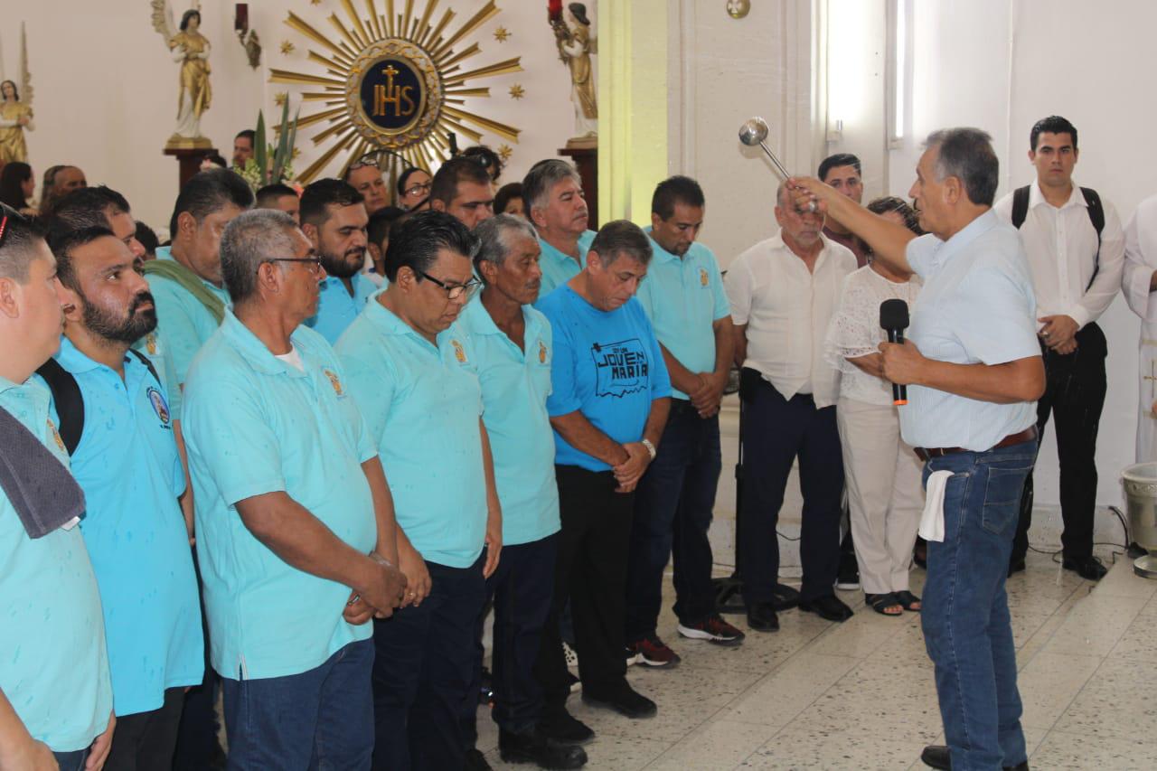 $!Hombres ofrecen con fe sus fuerzas para que Nuestra Señora del Rosario recorra su pueblo