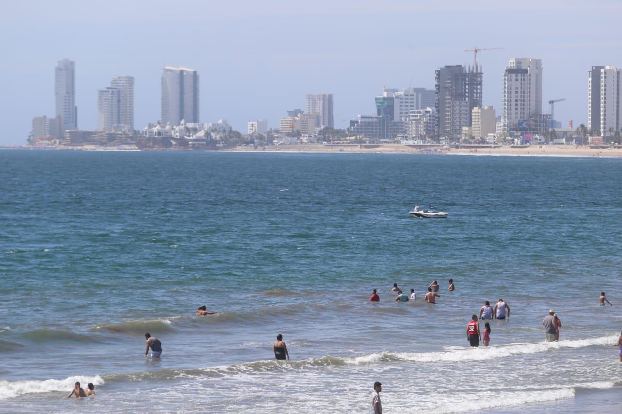 $!Se llenan playas de Mazatlán con los primeros vacacionistas