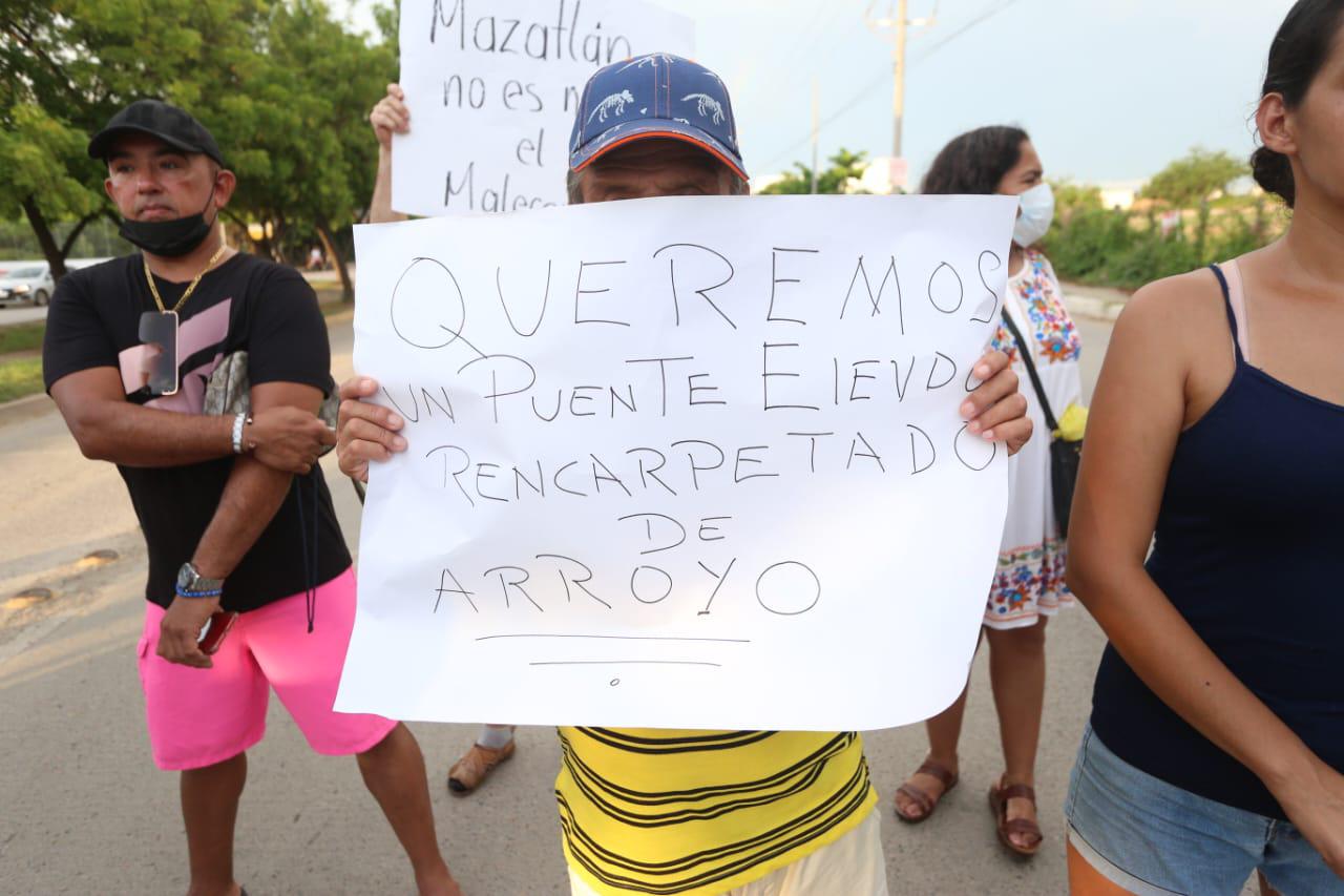 $!Bloquean la Múnich previo al partido Mazatlán FC contra el Toluca; exigen puente