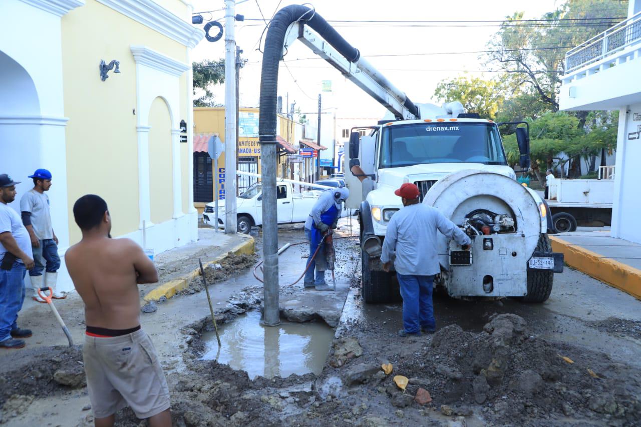 $!Inundan aguas negras el Centro Histórico de Mazatlán