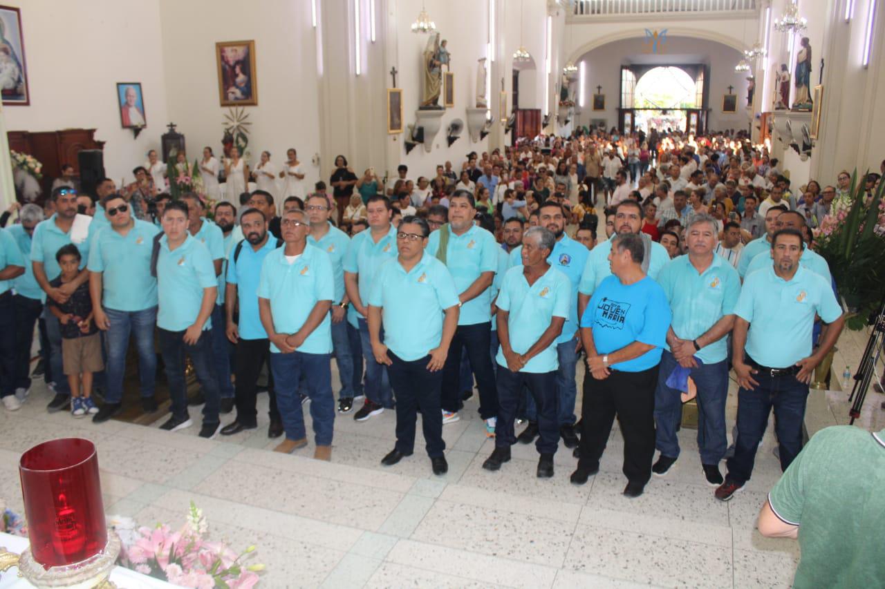 $!Hombres ofrecen con fe sus fuerzas para que Nuestra Señora del Rosario recorra su pueblo