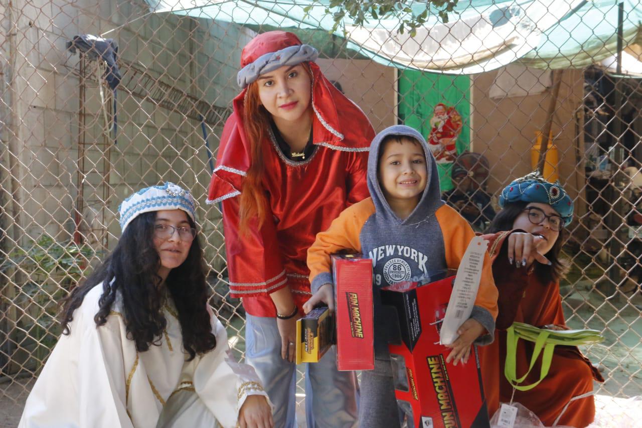 $!El pequeño Mateo posa con los Reyes Magos.