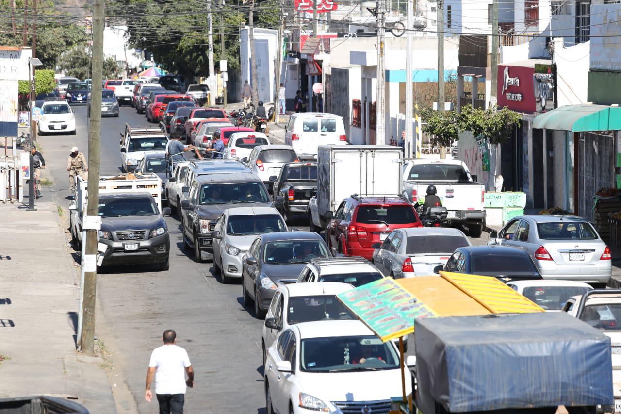 $!Se registra fuerte tráfico vial en las avenidas Río Piaxtla y Ejército Mexicano, de Mazatlán