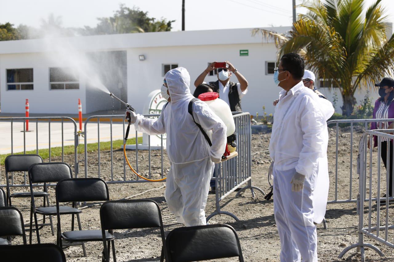 $!Manifestantes esperan a AMLO en Mazatlán para plantearle sus demandas