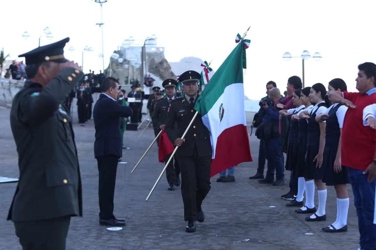 $!Celebran en Mazatlán el 83 aniversario del Día de la Bandera