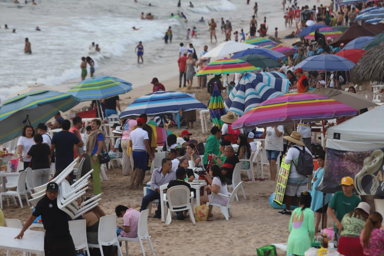 $!#FOTOS | Así fueron los últimos minutos en las playas de Mazatlán este Sábado Santo