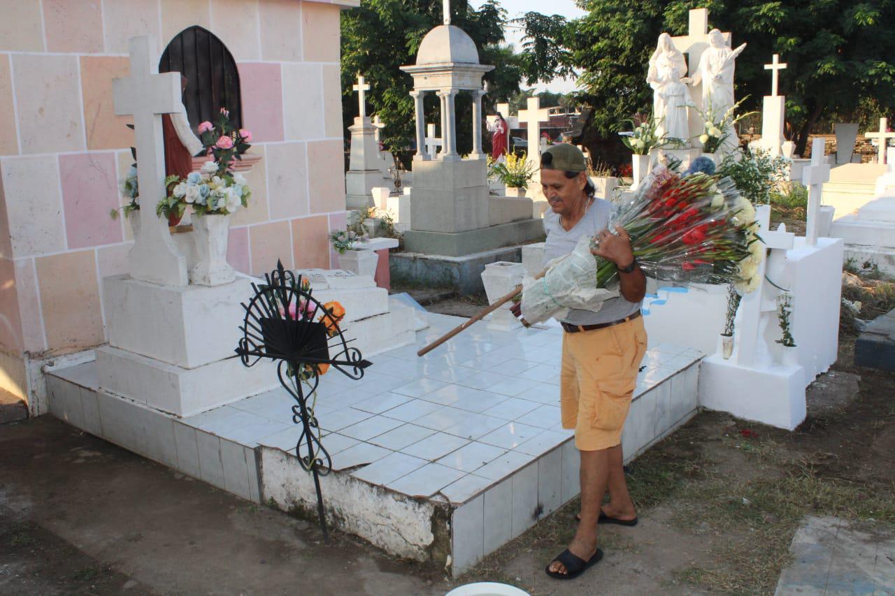 $!Familias acuden a panteones en Rosario