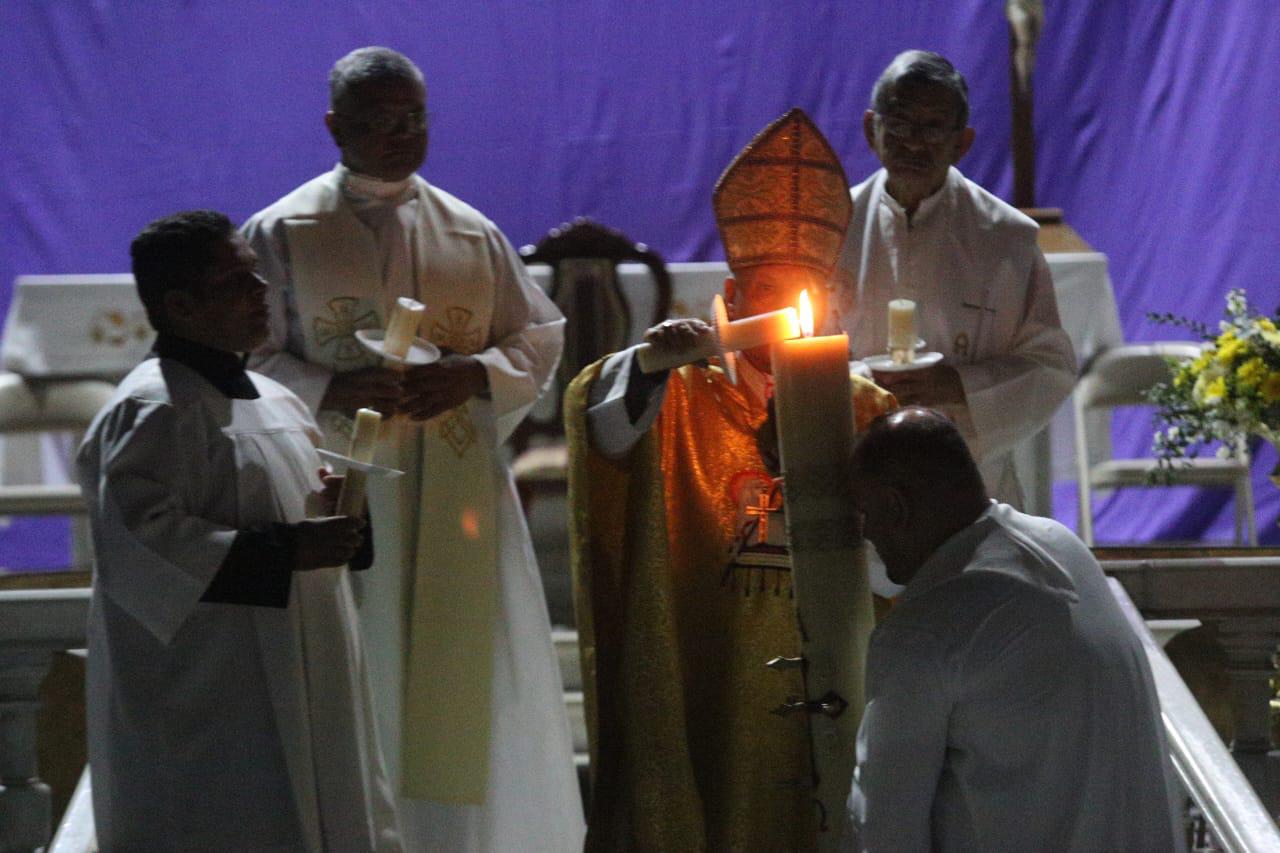 $!Celebran en la Catedral de Mazatlán la Vigilia Pascual