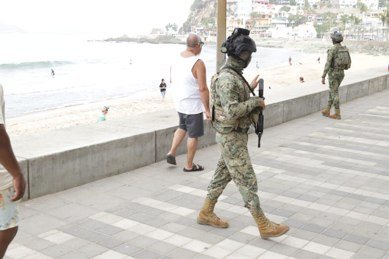 $!Brindan elementos de la Marina vigilancia en el malecón de Mazatlán en Navidad