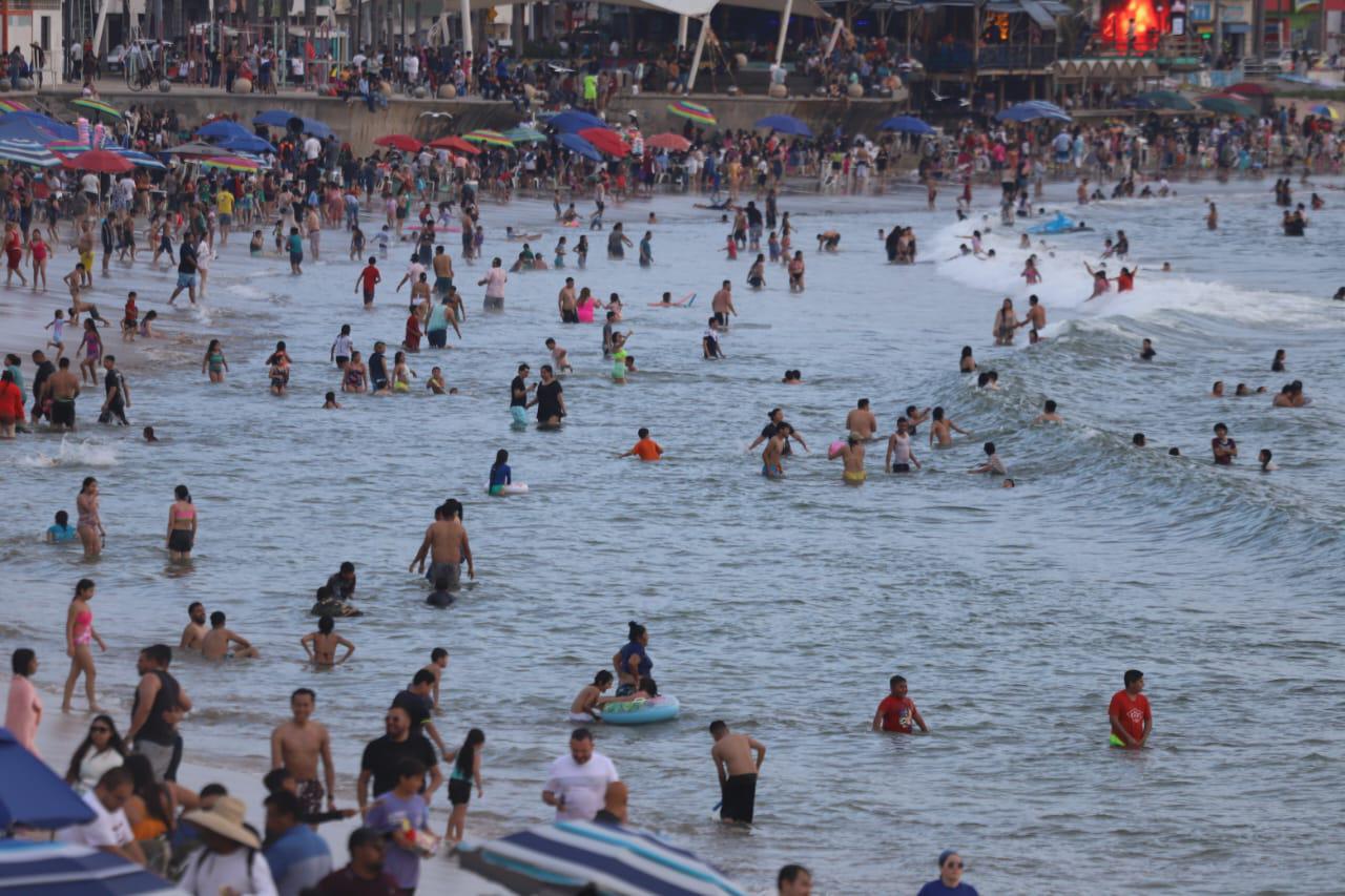 $!#FOTOS | Así fueron los últimos minutos en las playas de Mazatlán este Sábado Santo