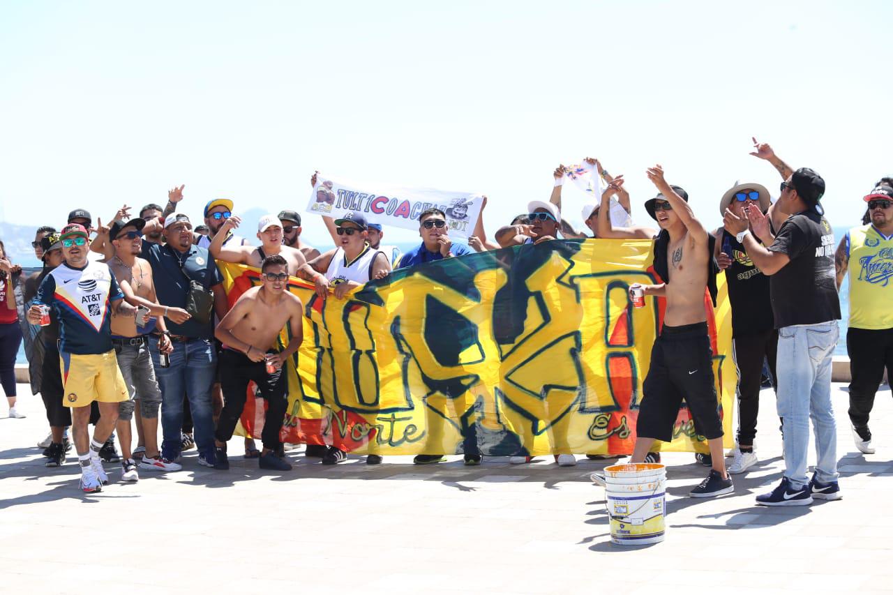 $!Policía de Mazatlán arresta a la porra del América en el malecón