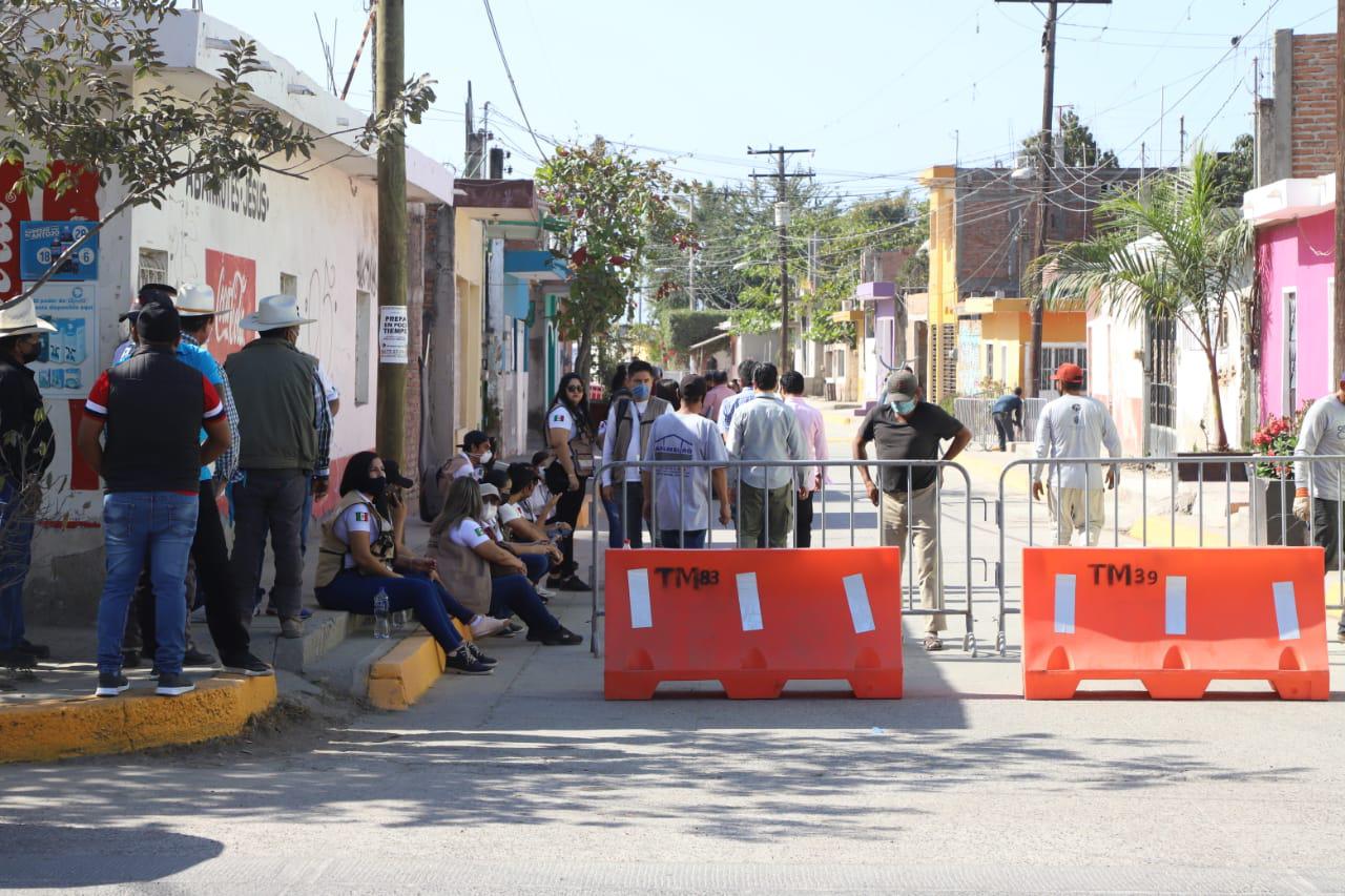 $!Manifestantes esperan a AMLO en Mazatlán para plantearle sus demandas