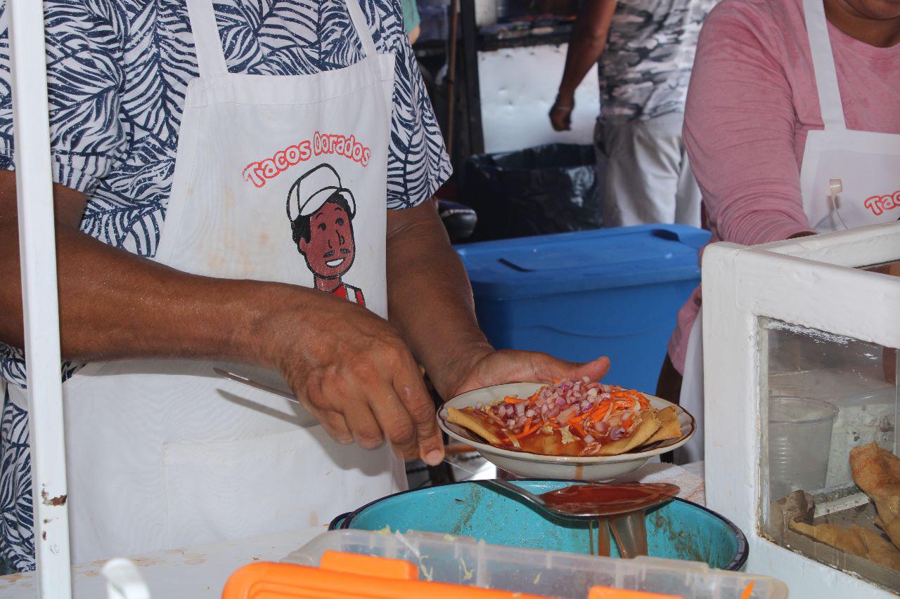 $!‘El Nacho’ comparte con sus hijos la tradicional venta de tacos dorados en Escuinapa