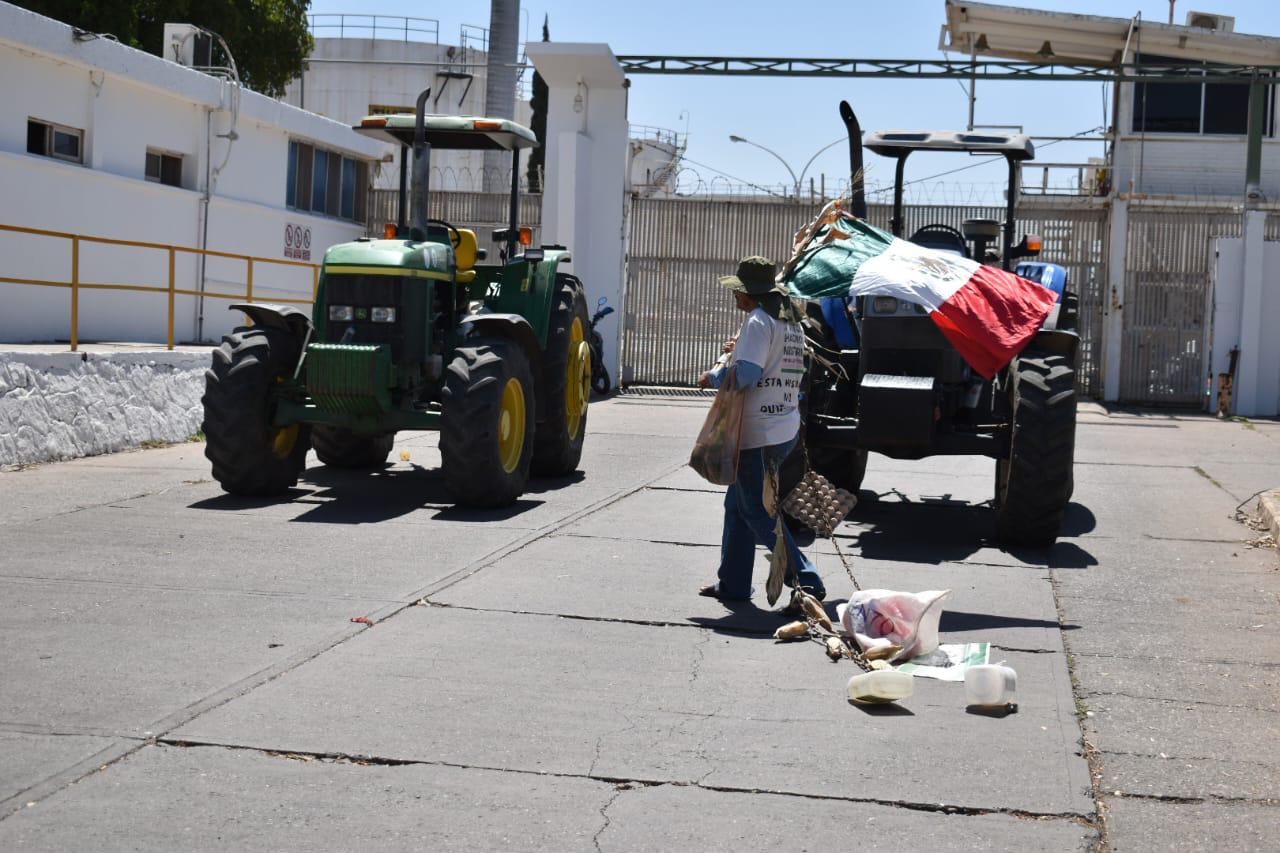 $!Mantienen productores toma de instalaciones de Pemex