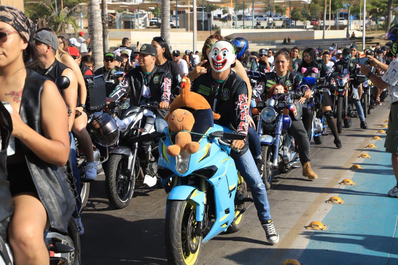 $!Cientos de motociclistas recorren el paseo costero de Mazatlán dentro de la Semana de la Moto