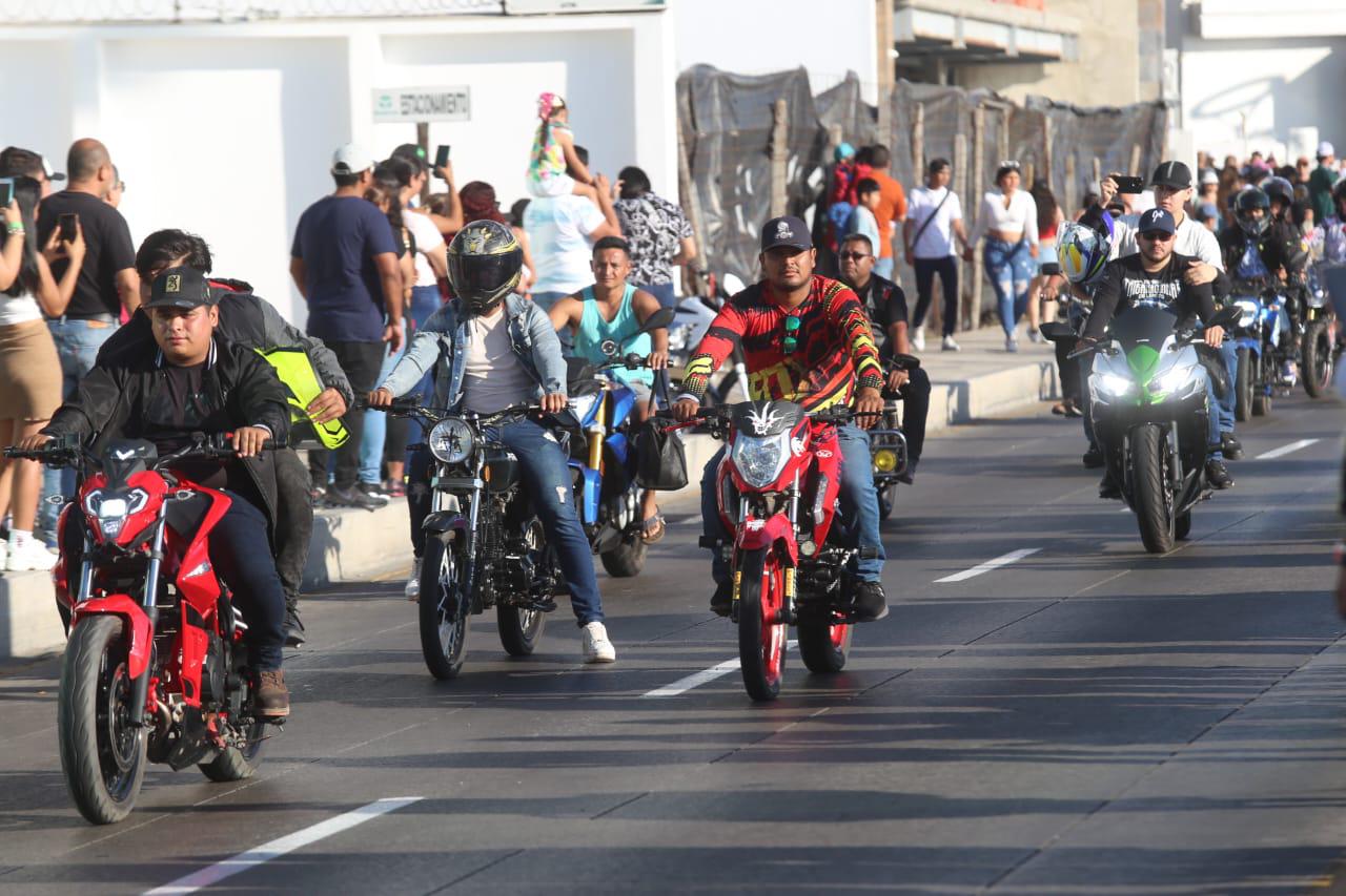 $!Miles de motociclistas convierten el malecón en un Carnaval