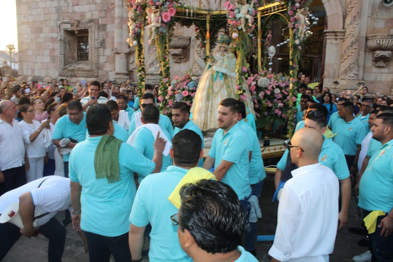 $!Hombres ofrecen con fe sus fuerzas para que Nuestra Señora del Rosario recorra su pueblo