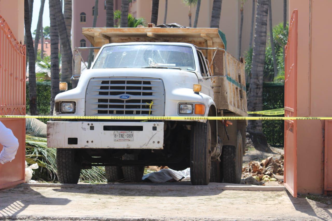 $!En Mazatlán, adulto mayor muere tras un accidente con la caja de un volteo