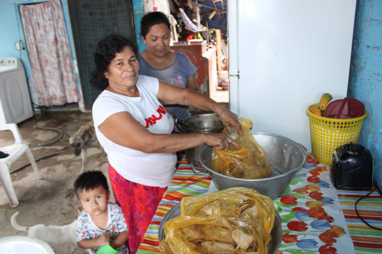 $!Lidia Angélica pone su sabor a tamales y atole de ciruela a la fiesta de San Juan