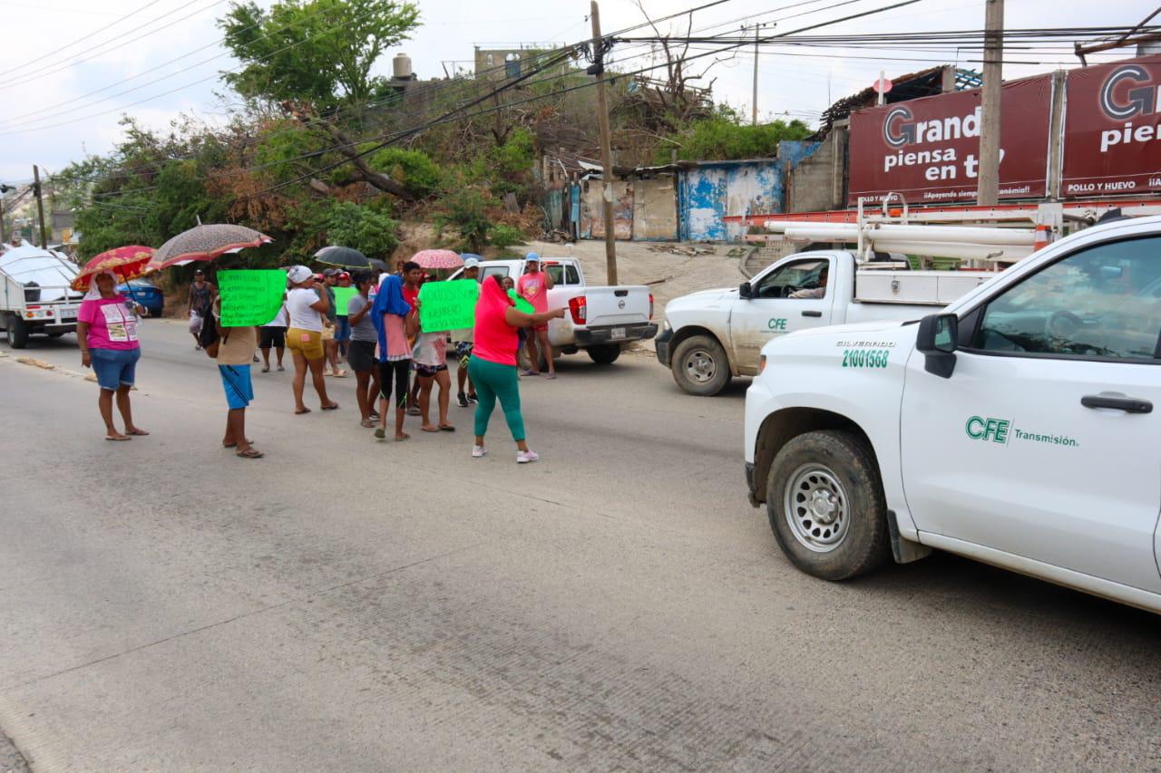 $!Pobladores de Acapulco afectados por ‘Otis’ retienen a trabajadores de la CFE para exigir suministro