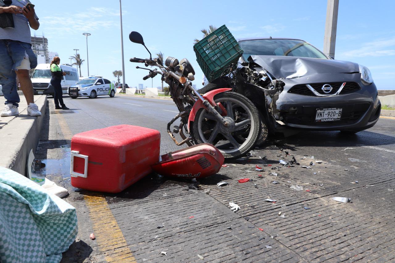 $!En Mazatlán, carambola en la Avenida Del Mar deja a un motociclista con lesiones leves