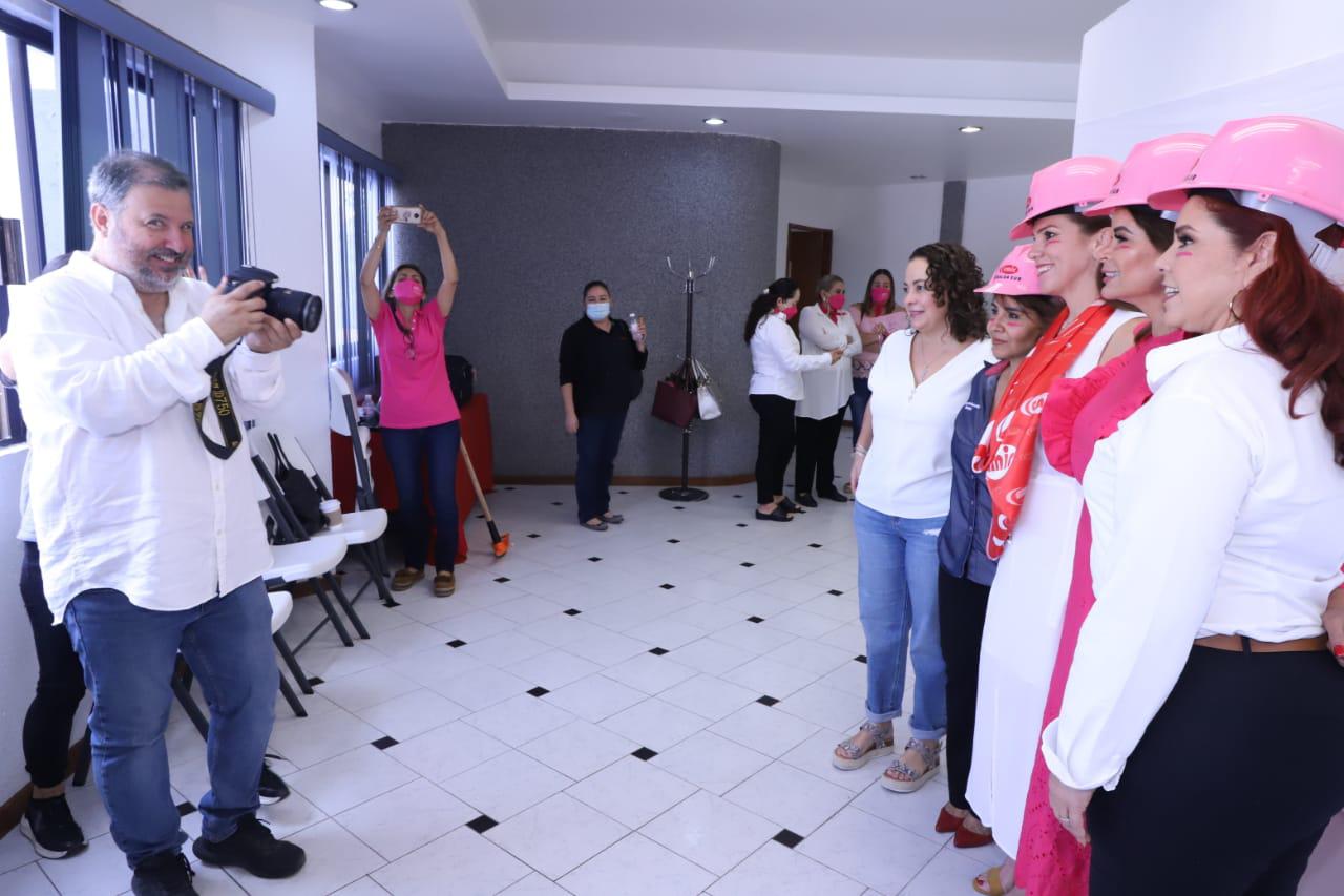 $!Martín Gavica realizó algunas fotografías a integrantes del Comité de Damas de la CMIC.