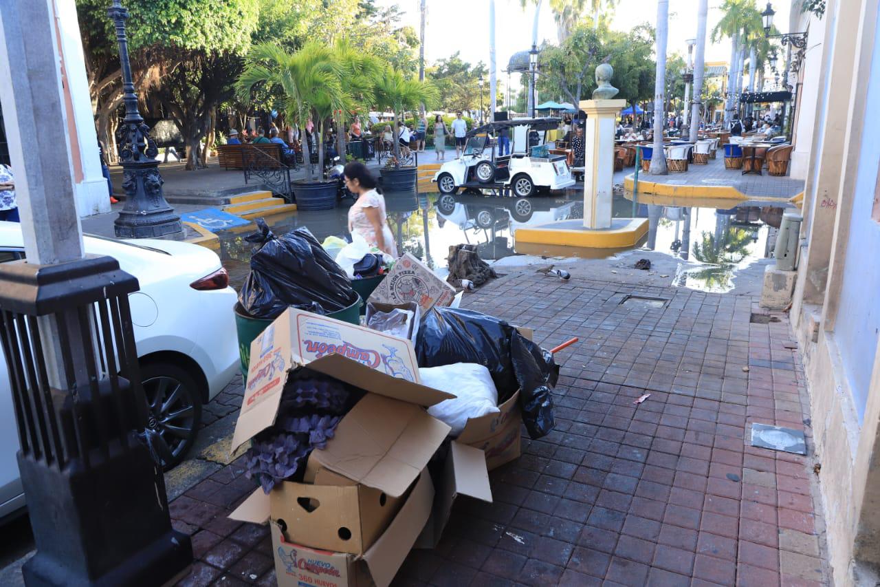 $!Inundan aguas negras el Centro Histórico de Mazatlán