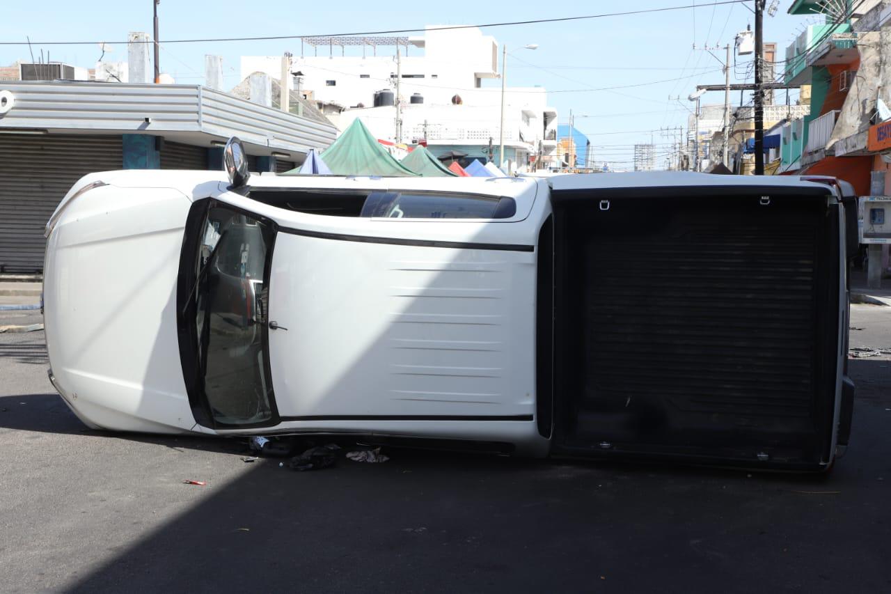 $!Vuelca camioneta en el Centro de Mazatlán tras choque de auto