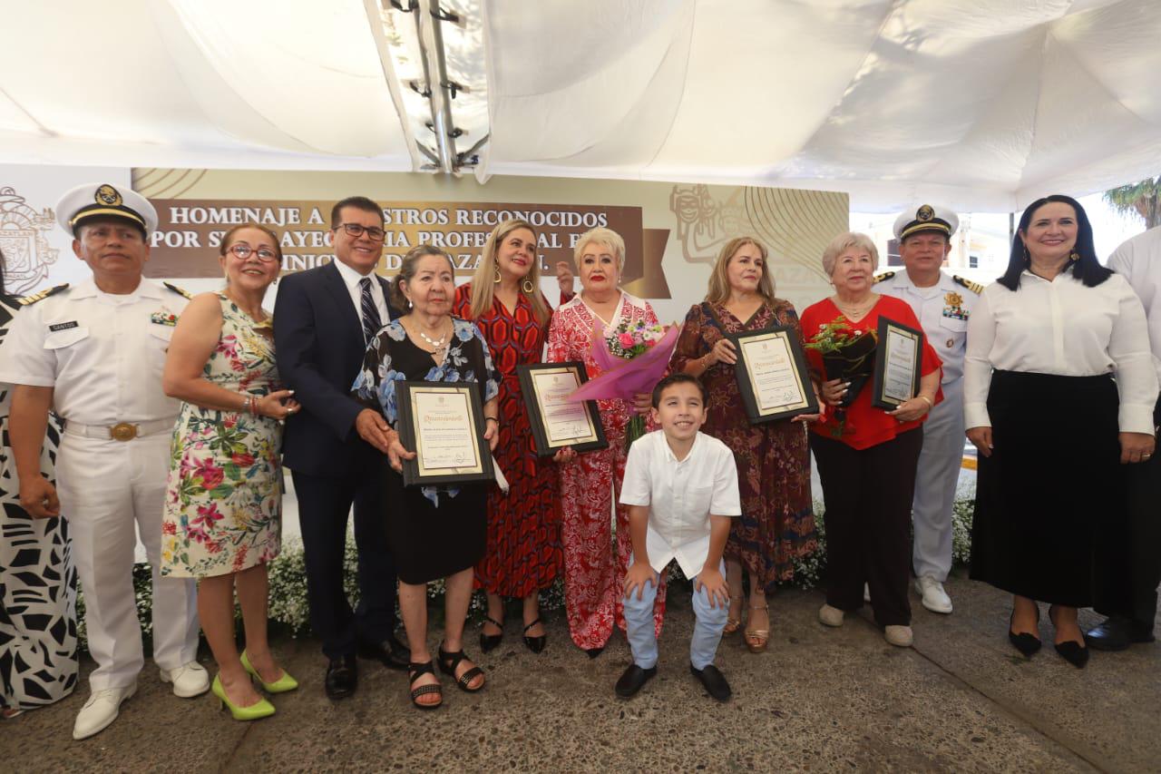 $!Inscriben el nombre de cuatro profesoras en el Monumento a los Maestros Distinguidos en Mazatlán