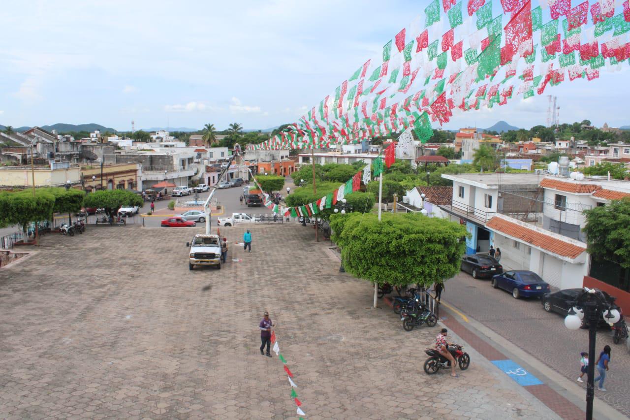 $!Gobierno de Rosario inicia instalación de decoración por Fiestas Patrias